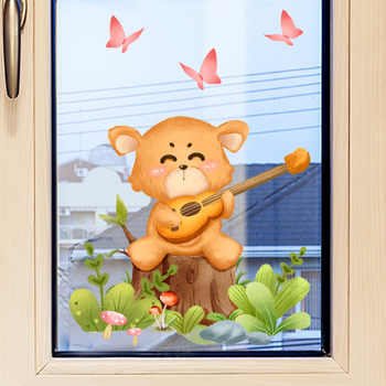 Αυτοκόλλητο παραθύρου για παιδικό δωμάτιο — χαριτωμένο αρκουδάκι που παίζει κιθάρα με πεταλούδα, PVC υλικό, ηλεκτροστατική πρόσφυση σε γυαλί