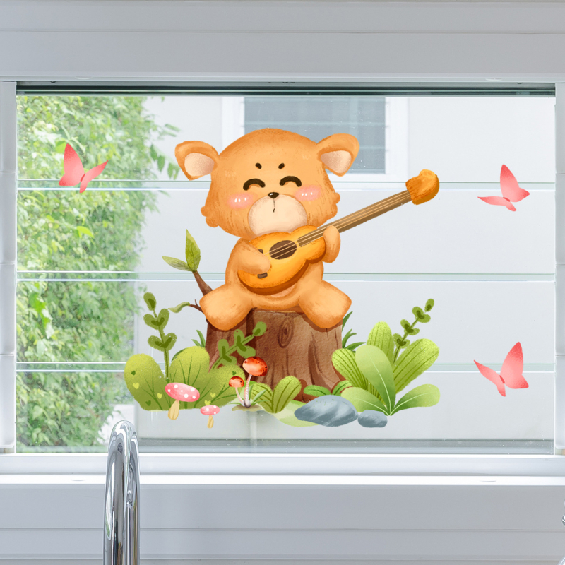Αυτοκόλλητο παραθύρου για παιδικό δωμάτιο — χαριτωμένο αρκουδάκι που παίζει κιθάρα με πεταλούδα, PVC υλικό, ηλεκτροστατική πρόσφυση σε γυαλί
