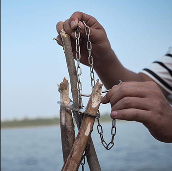 Nerūsējošā tērauda pārnēsājamais triju kāju pannas turētājs ar atsevišķu dizainu ārējai grilēšanai un kemperiem – Cypress Horse zīmols