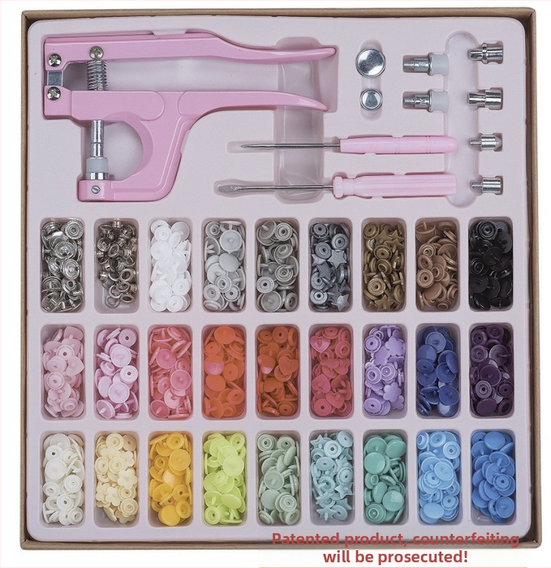 Spaudimo mygtukų rinkinys su įrankiais kūdikių drabužiams — medžiaga: derva; konstrukcija: spaudžiamas mygtukas; taikymas: kūdikių drabužiai