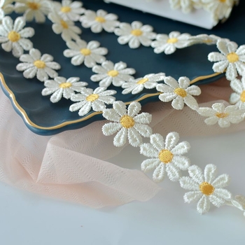 Mežģīne ar margrietes motīvu, poliesters, gluda virsma, DIY apģērbu piederums