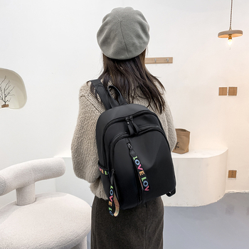 Раница с градски минималистичен дизайн; оксфордова материя; вертикална квадратна форма; ципово отваряне; вътрешен джоб с цип