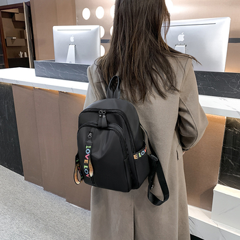 Раница с градски минималистичен дизайн; оксфордова материя; вертикална квадратна форма; ципово отваряне; вътрешен джоб с цип