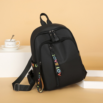 Раница с градски минималистичен дизайн; оксфордова материя; вертикална квадратна форма; ципово отваряне; вътрешен джоб с цип