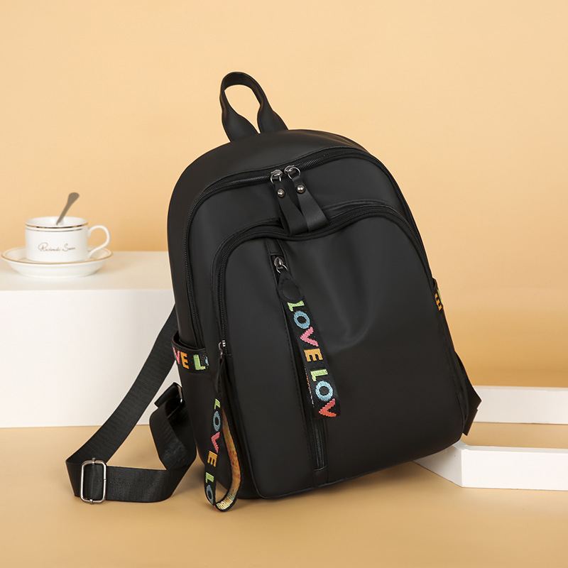 Раница с градски минималистичен дизайн; оксфордова материя; вертикална квадратна форма; ципово отваряне; вътрешен джоб с цип