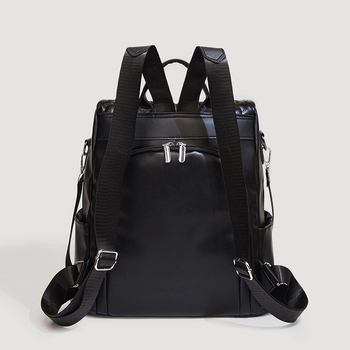 Τσάντα PU με κέντημα σε αστικό στυλ, κλείσιμο με φερμουάρ; εσωτερικές θήκες: κρυφή θήκη με φερμουάρ και θήκη για κινητό, με ενδιάμεσο στρώμα και πολυεστερική επένδυση