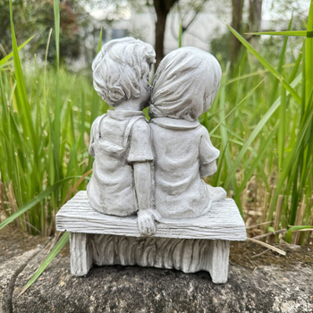 Xinyu Γλυπτό κήπου από ρητίνη — ζευγάρι που φιλιέται σε παγκάκι, μοντέρνο μινιμαλιστικό στυλ, εξωτερική διακόσμηση