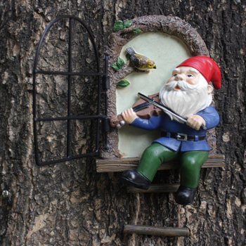 Sjajna patuljasta elf figura s violinom za vanjsku dekoraciju stabla; Materijal: sintetička smola; Umjetnost: rezbarenje, brušenje, polu ručni rad; Poklon prilike: Rođendan, Diploma, Novi dom; Autorska prava: Ne.