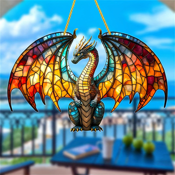 Δρακομορφική ακρυλική κρεμαστή διακόσμηση που αιχμαλωτίζει το φως; Υλικό: Ακρυλικό; Διαδικασία: Γλυπτική, Εκτύπωση, Ημι-χειροκίνητη και Ημι-μηχανοκίνητη επεξεργασία; Ιδανικό δώρο για γενέθλια, αποφοίτηση και μετακόμιση σε νέο σπίτι