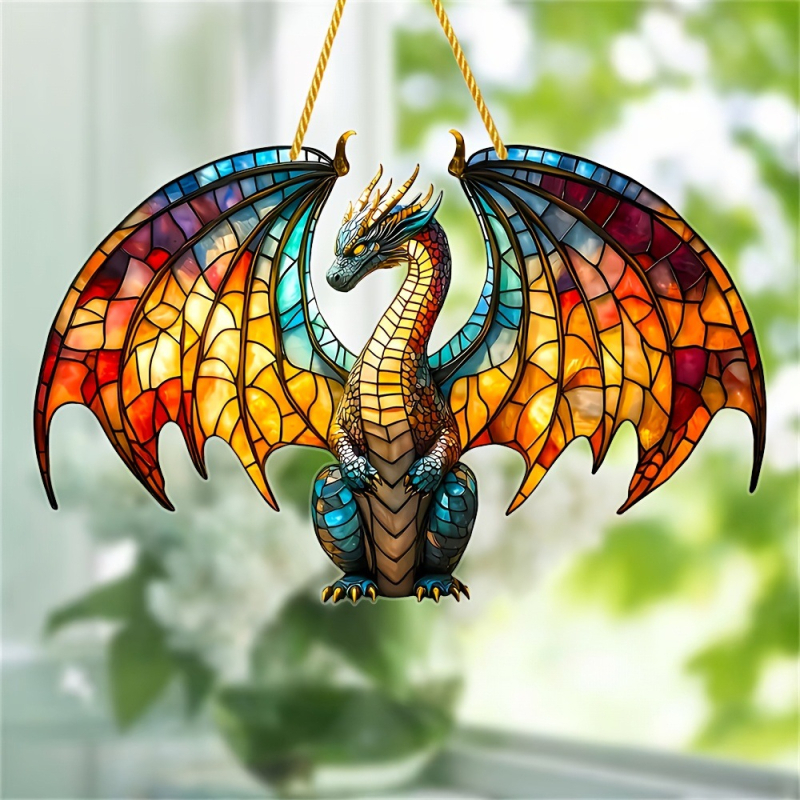 Δρακομορφική ακρυλική κρεμαστή διακόσμηση που αιχμαλωτίζει το φως; Υλικό: Ακρυλικό; Διαδικασία: Γλυπτική, Εκτύπωση, Ημι-χειροκίνητη και Ημι-μηχανοκίνητη επεξεργασία; Ιδανικό δώρο για γενέθλια, αποφοίτηση και μετακόμιση σε νέο σπίτι