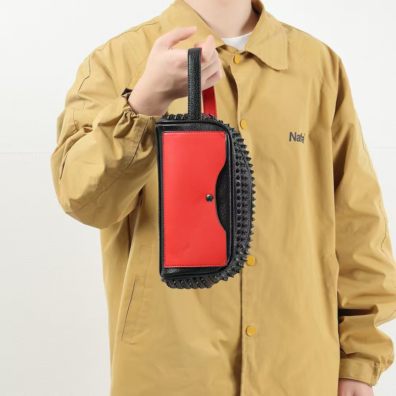 Vīriešu klutch soma ar kniedēm - PU materiāls, ģeometriskais raksts, poliestera iekšpuse, liela ietilpība