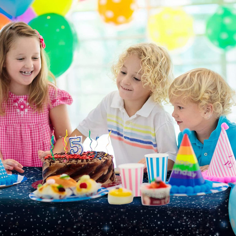 Vienkartinė staltiesė vakarėliams su žvaigždėtu danga, iš PEVA plastiko, atspari vandeniui ir riebalams, stačiakampio forma, storis 0,5 cm.