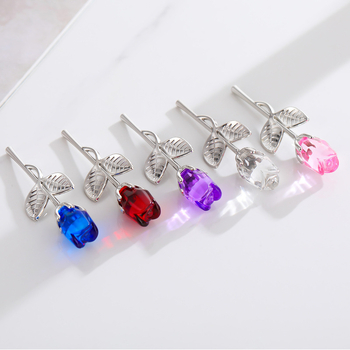 Carry Tong krištolo rožių dekoras — baltasis kristalas, įpakavimas dovanų dėžutėje, šiuolaikinis minimalistinis stilius