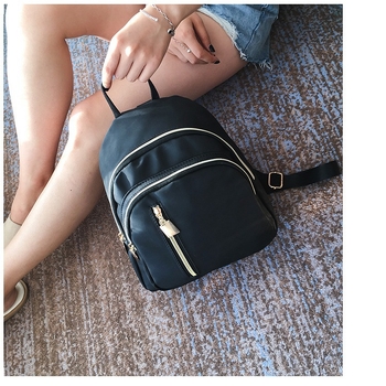 Дамска раница в урбан минималистичен стил, PU материал, полиестерна подплата, затваряне с цип, вътрешни джобове: джоб с цип и джоб за телефон