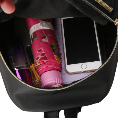 Дамска раница в урбан минималистичен стил, PU материал, полиестерна подплата, затваряне с цип, вътрешни джобове: джоб с цип и джоб за телефон