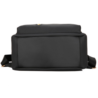 Дамска раница в урбан минималистичен стил, PU материал, полиестерна подплата, затваряне с цип, вътрешни джобове: джоб с цип и джоб за телефон