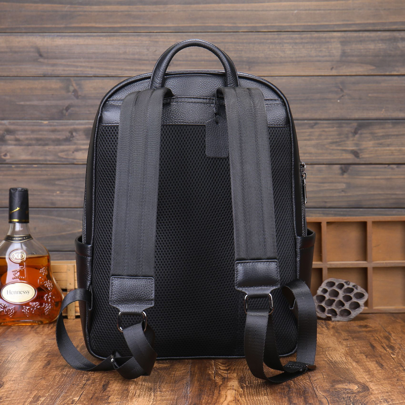 Férfi hátizsák valódi bőrből, első réteg marhabőrből, cipzáras záródás, 15 hüvelykes laptop zseb, geometriai mintázat, nylon bélés, légpárnás vállpánt