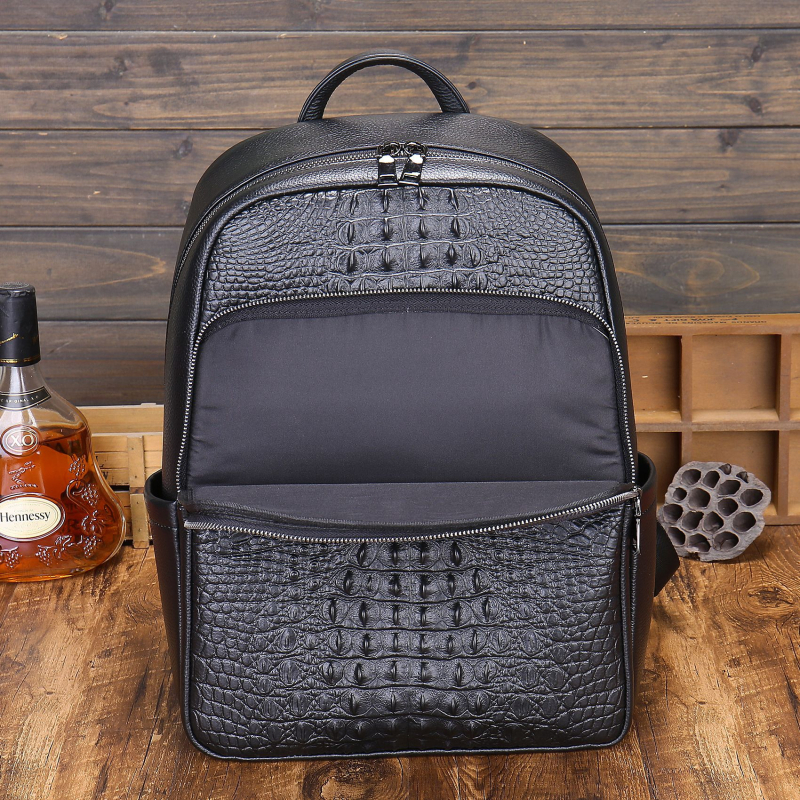 Férfi hátizsák valódi bőrből, első réteg marhabőrből, cipzáras záródás, 15 hüvelykes laptop zseb, geometriai mintázat, nylon bélés, légpárnás vállpánt