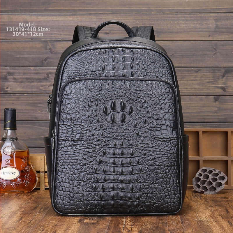 Férfi hátizsák valódi bőrből, első réteg marhabőrből, cipzáras záródás, 15 hüvelykes laptop zseb, geometriai mintázat, nylon bélés, légpárnás vállpánt