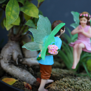 Фея с цветя, светещи крила — смолна декоративна фигура за дома; стил карикатура; изработка: гравиране, полу ръчна и полуавтоматична; подходящ подарък за рожден ден и Свети Валентин