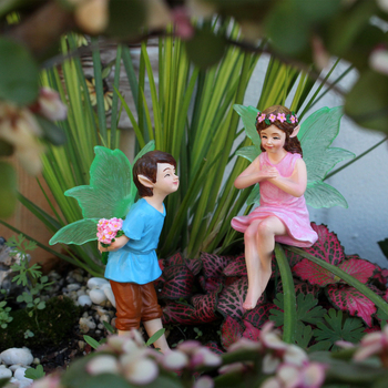 Фея с цветя, светещи крила — смолна декоративна фигура за дома; стил карикатура; изработка: гравиране, полу ръчна и полуавтоматична; подходящ подарък за рожден ден и Свети Валентин