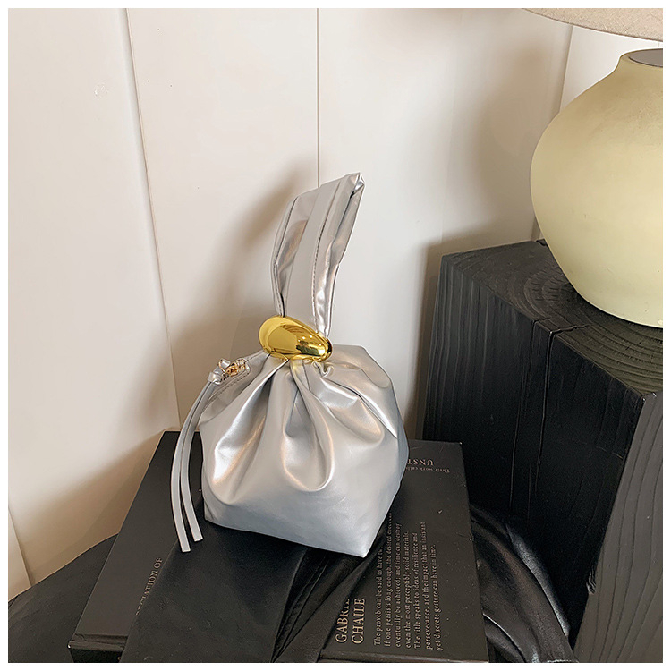 Geantă bucket din paie, închidere cu șnur, exterior tridimensional, căptușeală din poliester — Vara 2025