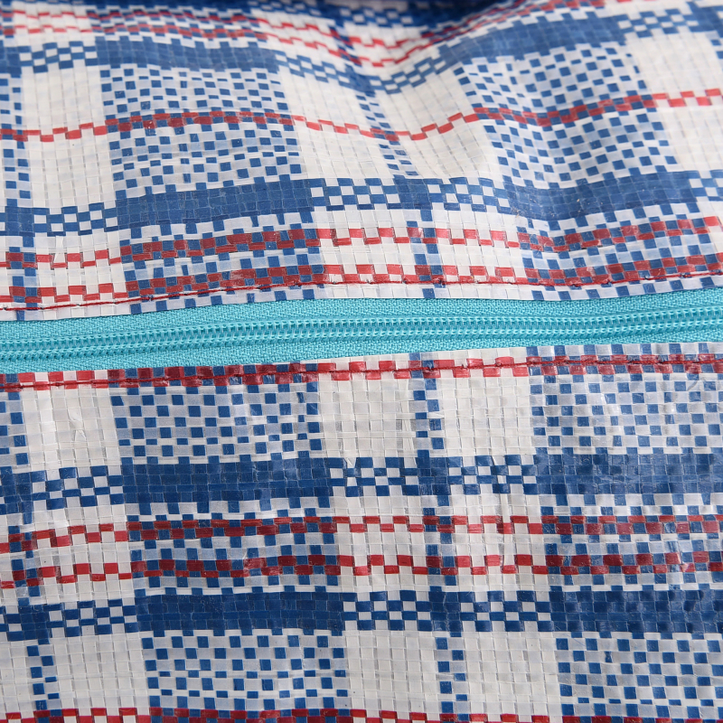 Rankų darbo plastikinė pynėta rankinė su languotu raštu, atspari vandeniui ir laminuota, apkrova 100, storis 105.