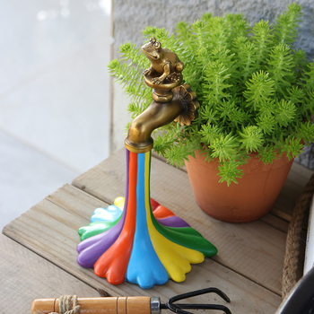 Градинска декоративна фигура от смола: жаба с дъга и водопроводен кран; изработка: резба, полиране, полу‑ръчна и полу‑механична обработка; IP лиценз: Да; IP име: Rainbow faucet