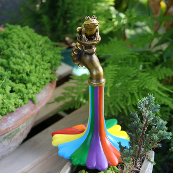 Градинска декоративна фигура от смола: жаба с дъга и водопроводен кран; изработка: резба, полиране, полу‑ръчна и полу‑механична обработка; IP лиценз: Да; IP име: Rainbow faucet