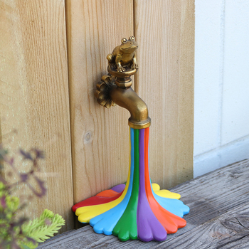 Градинска декоративна фигура от смола: жаба с дъга и водопроводен кран; изработка: резба, полиране, полу‑ръчна и полу‑механична обработка; IP лиценз: Да; IP име: Rainbow faucet