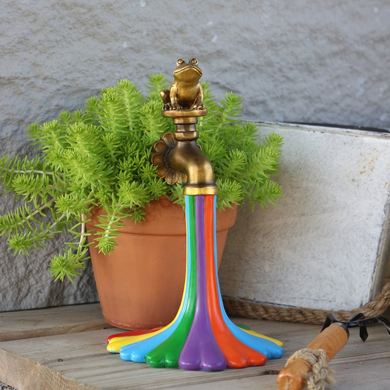 Vrtna dekorativna skulptura od smole: žaba s duhovitim slavinskim motivom, rezbarenje i poliranje, polu‑ručna/polu‑mehanička izrada; IP dozvola: Da; IP naziv: Rainbow faucet