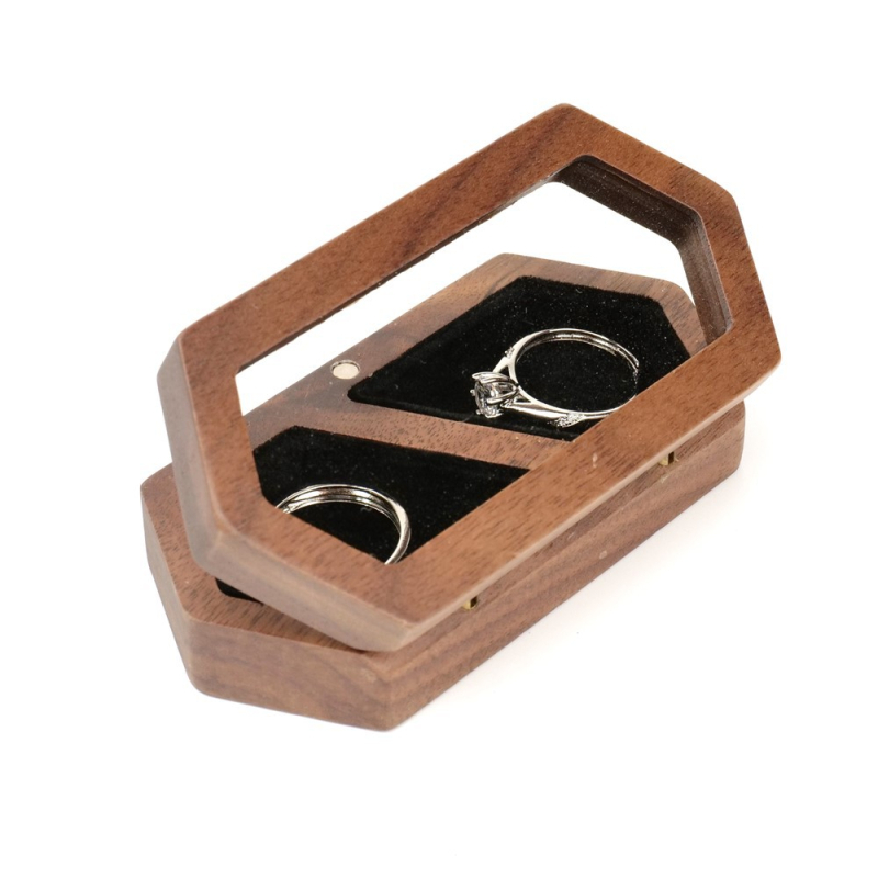 Šešiakampė riešutmedžio žiedų dėžutė su aksominiu įdėklu ir graviravimu