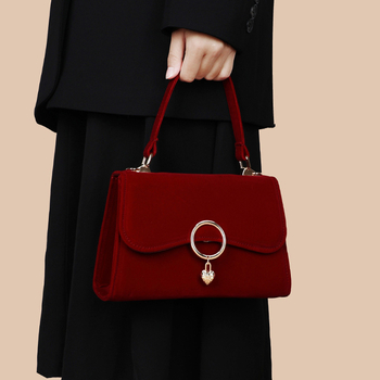 Crossbody táska fedéllel, szintetikus bőr, trapéz alakú, csat-zárás, textil bélés
