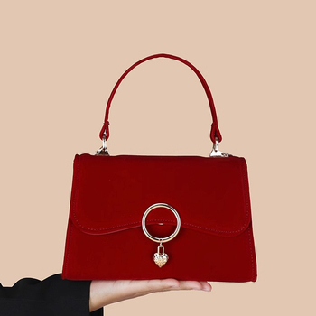 Crossbody táska fedéllel, szintetikus bőr, trapéz alakú, csat-zárás, textil bélés