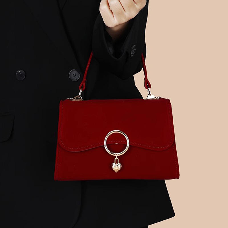 Crossbody táska fedéllel, szintetikus bőr, trapéz alakú, csat-zárás, textil bélés