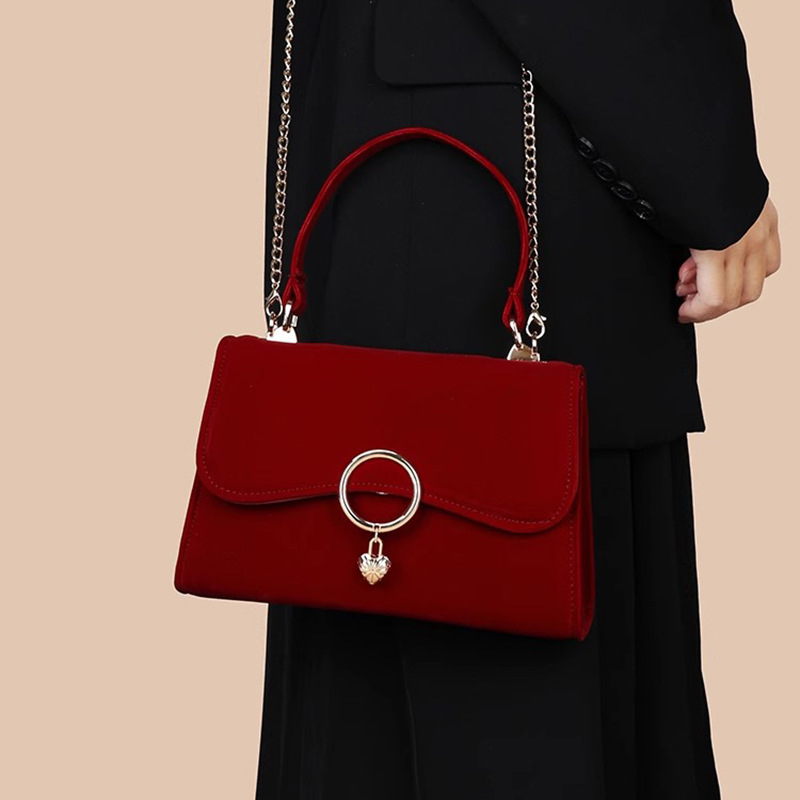 Crossbody táska fedéllel, szintetikus bőr, trapéz alakú, csat-zárás, textil bélés