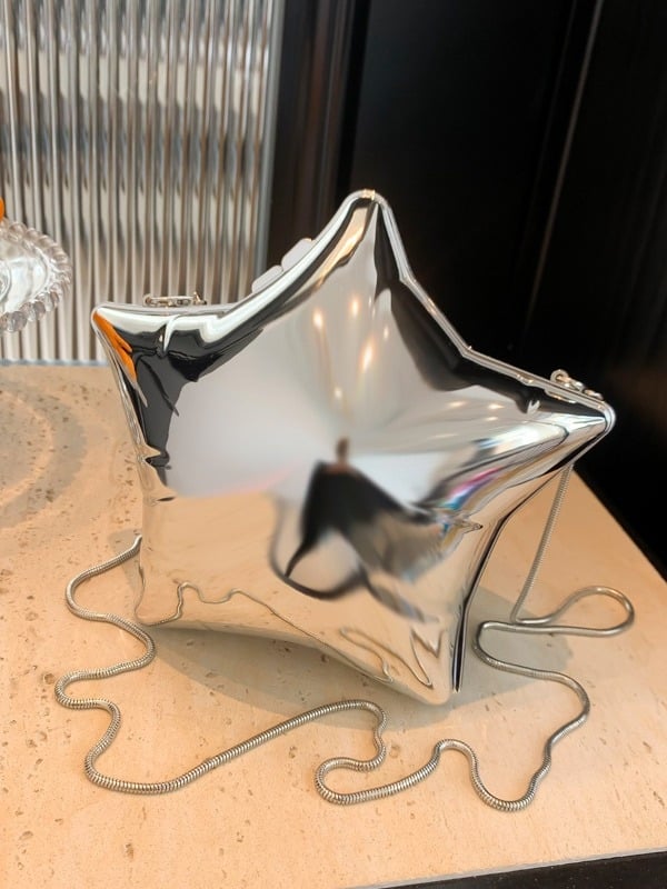 Geantă de umăr • Stil urban minimalist • Material: acrilic • Stil geantă: box bag • Închidere: cataramă magnetică • Căptușeală: poliester