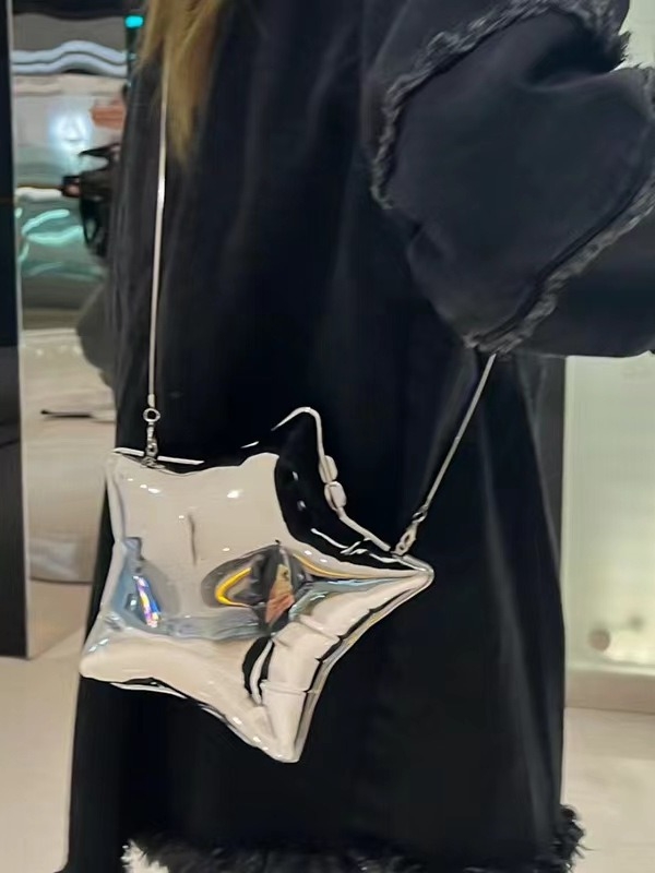 Geantă de umăr • Stil urban minimalist • Material: acrilic • Stil geantă: box bag • Închidere: cataramă magnetică • Căptușeală: poliester