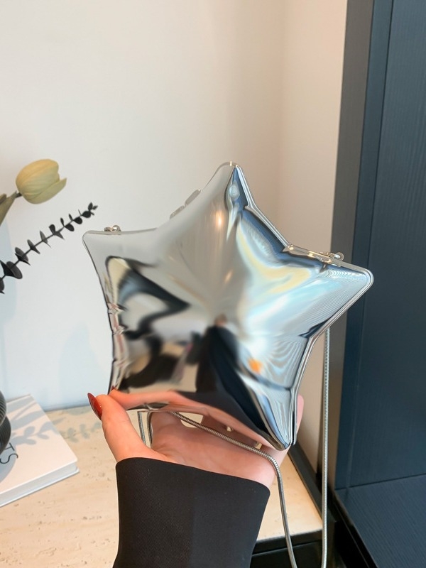 Geantă de umăr • Stil urban minimalist • Material: acrilic • Stil geantă: box bag • Închidere: cataramă magnetică • Căptușeală: poliester