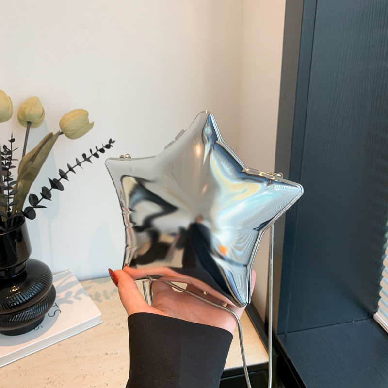 Geantă de umăr • Stil urban minimalist • Material: acrilic • Stil geantă: box bag • Închidere: cataramă magnetică • Căptușeală: poliester