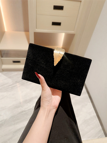Baršunasta mini clutch za dnevne i večernje prilike (Baršun; Horizontalni kvadratni oblik; Zatvaranje: zatvarač; Podstava: poliester; Nošenje: ručno ili preko ramena)