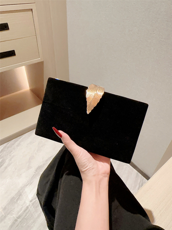 Baršunasta mini clutch za dnevne i večernje prilike (Baršun; Horizontalni kvadratni oblik; Zatvaranje: zatvarač; Podstava: poliester; Nošenje: ručno ili preko ramena)