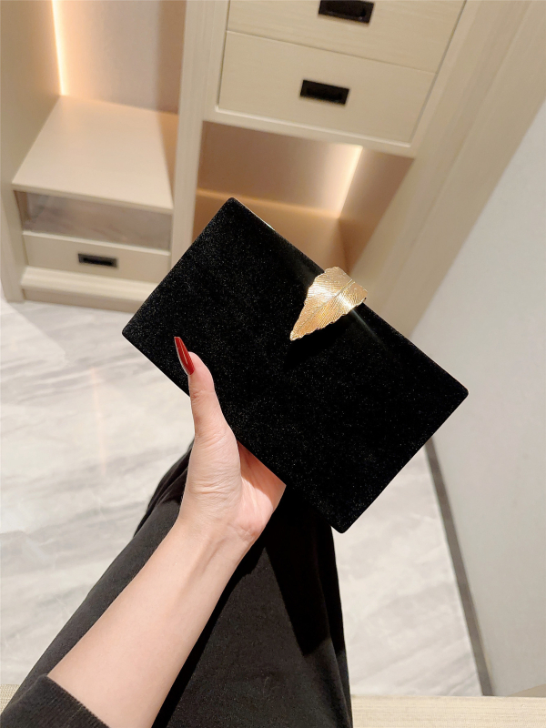 Baršunasta mini clutch za dnevne i večernje prilike (Baršun; Horizontalni kvadratni oblik; Zatvaranje: zatvarač; Podstava: poliester; Nošenje: ručno ili preko ramena)
