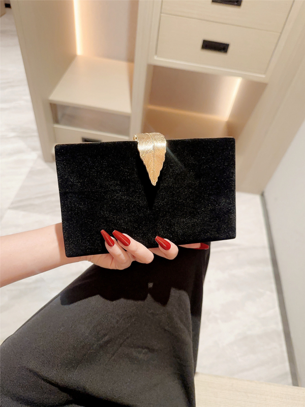 Baršunasta mini clutch za dnevne i večernje prilike (Baršun; Horizontalni kvadratni oblik; Zatvaranje: zatvarač; Podstava: poliester; Nošenje: ručno ili preko ramena)