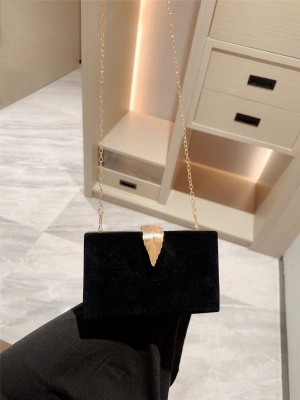 Baršunasta mini clutch za dnevne i večernje prilike (Baršun; Horizontalni kvadratni oblik; Zatvaranje: zatvarač; Podstava: poliester; Nošenje: ručno ili preko ramena)