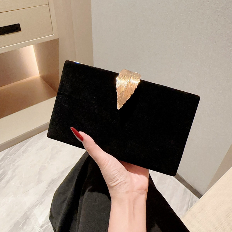 Baršunasta mini clutch za dnevne i večernje prilike (Baršun; Horizontalni kvadratni oblik; Zatvaranje: zatvarač; Podstava: poliester; Nošenje: ručno ili preko ramena)