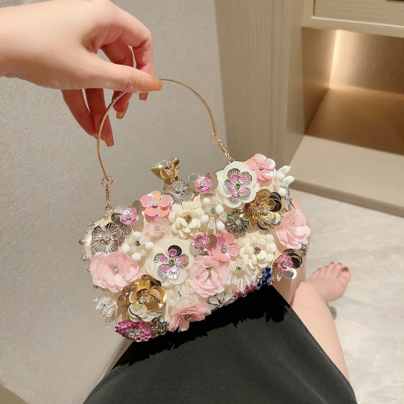 Clutch de seară din mătase cu broderie de mărgele, formă orizontală pătrată, închidere cu lacăt, exterior tridimensional, stil urban