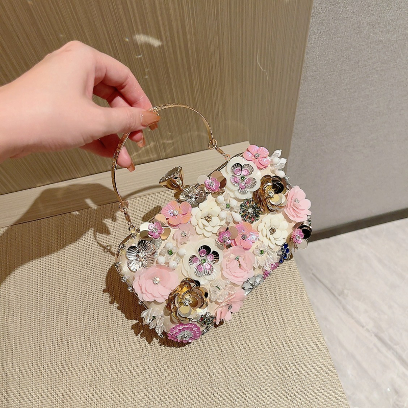 Clutch de seară din mătase cu broderie de mărgele, formă orizontală pătrată, închidere cu lacăt, exterior tridimensional, stil urban