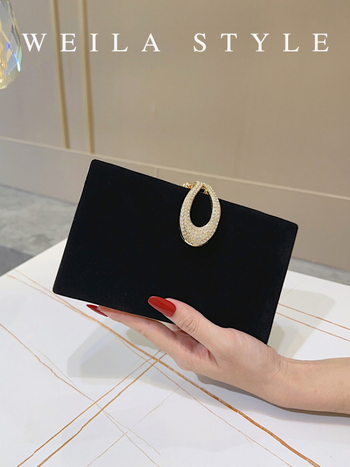 Velúr estélyi klutch táska fedéllel, záródással, vízszintesen négyszögletes alak, poliészter bélés, tavasz 2025.