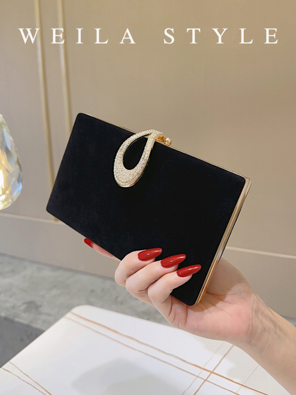 Velúr estélyi klutch táska fedéllel, záródással, vízszintesen négyszögletes alak, poliészter bélés, tavasz 2025.